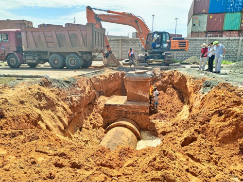 Lire la suite à propos de l’article RN2/Zone Port-Cimtogo : les travaux en cours pour réparer l’affaissement de la chaussée